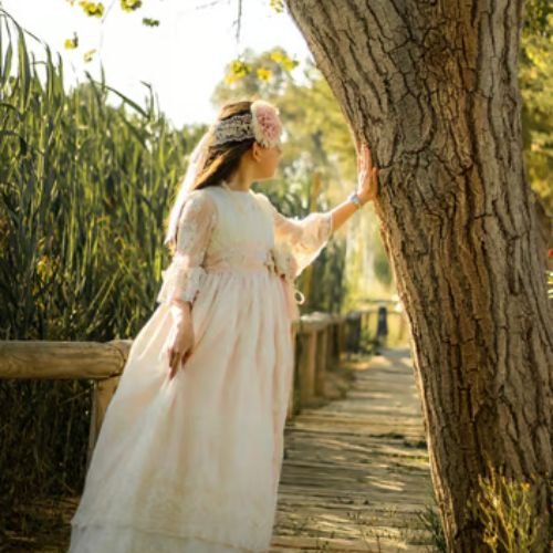 Mujer tocando árbol en pagina de inicio de Fotógrafa en horta Nord